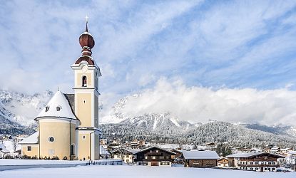 Kirche eines Dorfes im Winter.