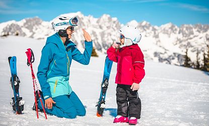 Mutter und Tochter haben Spaß beim Skifahren.