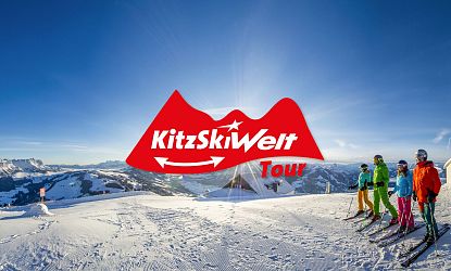 Logo der KitzSkiWelt Tour auf einem Bilder der SkiWelt im Winter.
