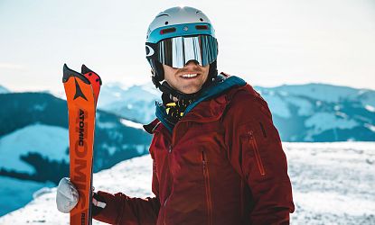 Männlicher Skifahrer Fokus mit Berge im Hintergrund zu Men´s Day in SkiWelt Wilder Kaiser - Brixental