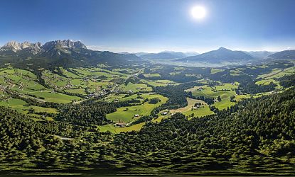 Sommerpanorama der Berge.