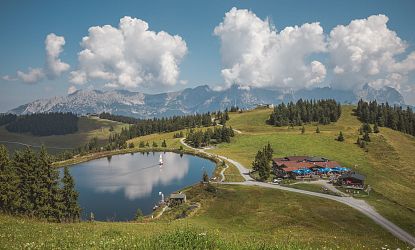 Blick auf den Bergsee und ein Restaurant in der RiesenWelt in Brixen.
