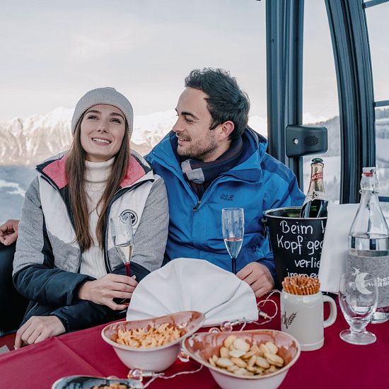 Pärchen in einer Gondel mit Sekt.