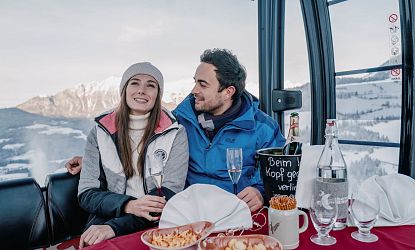 Pärchen in einer Gondel mit Sekt.