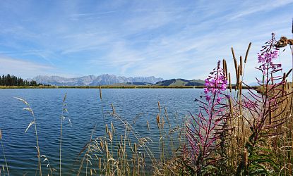 Bergsee mit Blick auf die Berge und die schöne Natur.