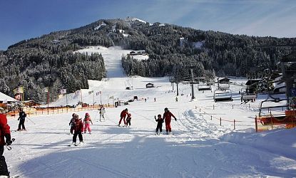 SkiWelt Übungswiese mit kindern in Westendorf mit Blick auf Berg
