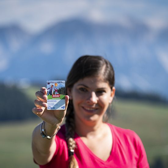 Mutter zeigt ihren Wanderpass.