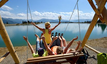 Wanderer die am Speichersee auf der Hohen Salve entspannen.