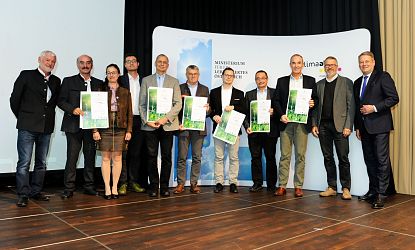 Foto bei einer Verleihung einer Auszeichnung.