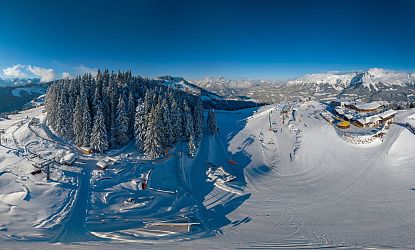 Panorambild der Winterlanschaft mit klar blauem Himmel.