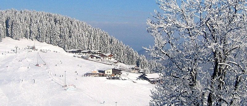 Winterlandschaft mit Wohnhäusern.